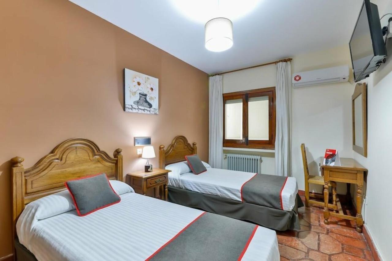 Hostal Alfonso XI Guadalupe  Esterno foto