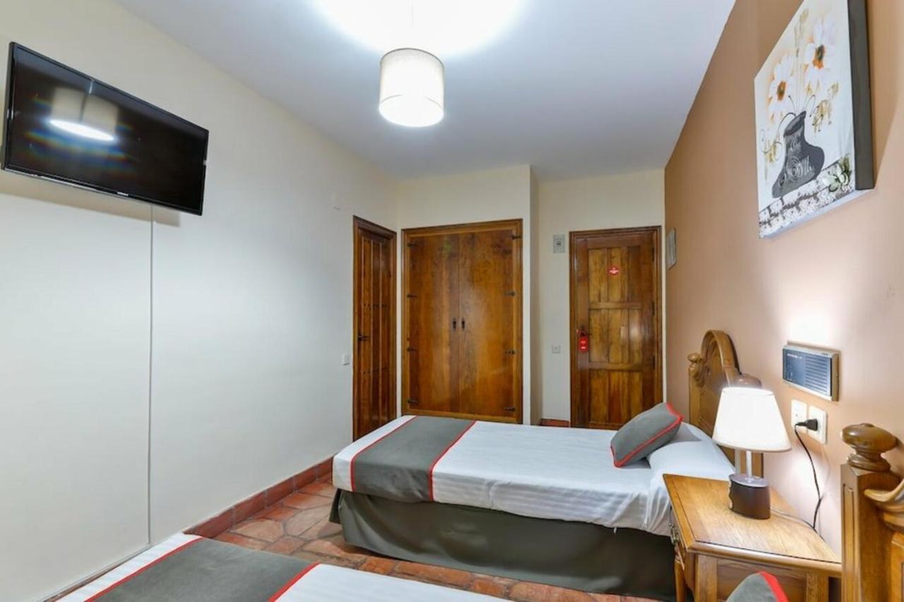Hostal Alfonso XI Guadalupe  Esterno foto