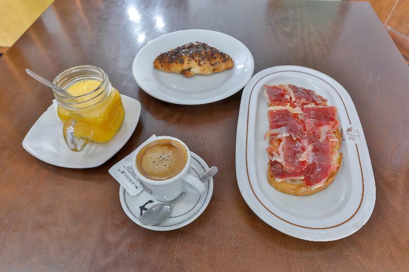 Hostal Alfonso XI Guadalupe  Esterno foto