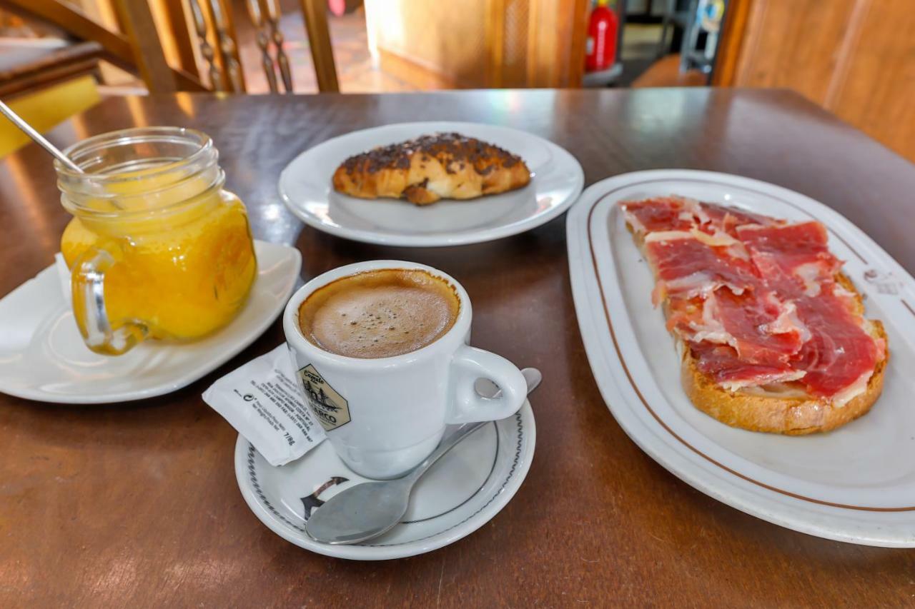 Hostal Alfonso XI Guadalupe  Esterno foto